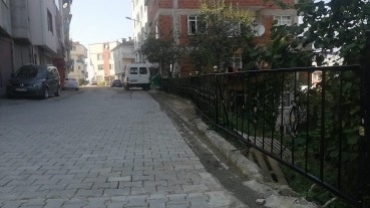 Kurucakale mezarlığı mevkiisinde demir korkulukların montajı yapılarak güvenli hale getirildi.