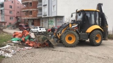 İlçemiz geneli hafriyat temizliği çalışmaları tamamlanırken, muhtelif noktalardaki çalışmalarımızı sürdürüyoruz.