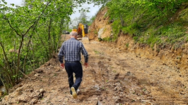 İlçemiz Kaynarca Mevkiinden başlayan ve Gelibolu Sokak üzerinden oluşturulması planlanan yol açma çalışmaları başladı. İlçemiz ve bölge sakinleri hemşerilerimize hayırlı uğurlu olsun.