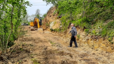 İlçemiz Kaynarca Mevkiinden başlayan ve Gelibolu Sokak üzerinden oluşturulması planlanan yol açma çalışmaları başladı. İlçemiz ve bölge sakinleri hemşerilerimize hayırlı uğurlu olsun.