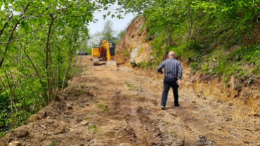 İlçemiz Kaynarca Mevkiinden başlayan ve Gelibolu Sokak üzerinden oluşturulması planlanan yol açma çalışmaları başladı. İlçemiz ve bölge sakinleri hemşerilerimize hayırlı uğurlu olsun.