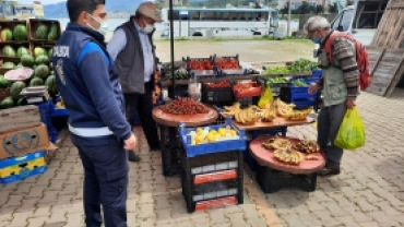 Cumartesi Gününe Alınan Semt Pazarında Maske Mesafe Denetimleri Sürüyor.